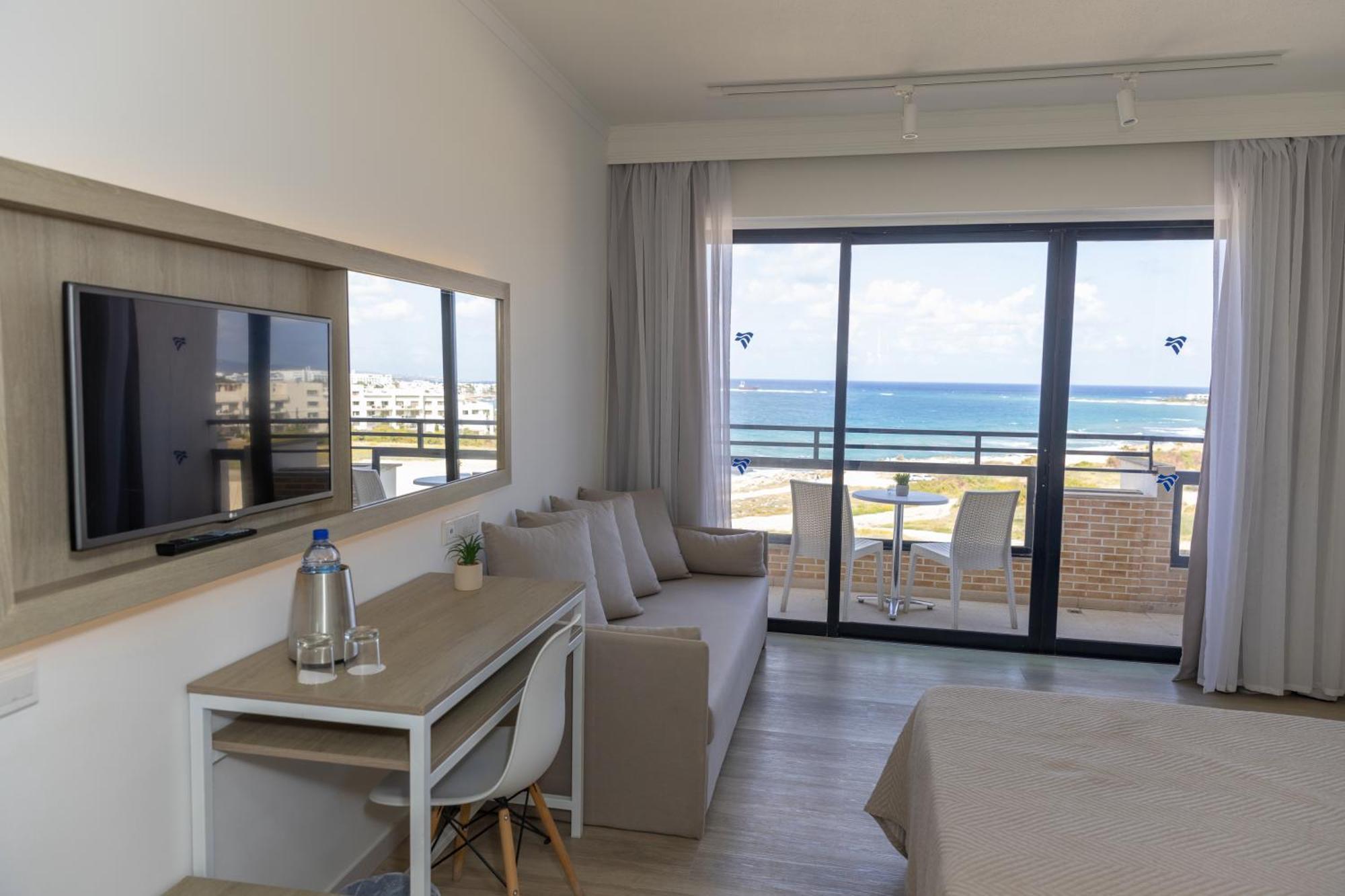 Venus Beach Hotel Paphos Esterno foto