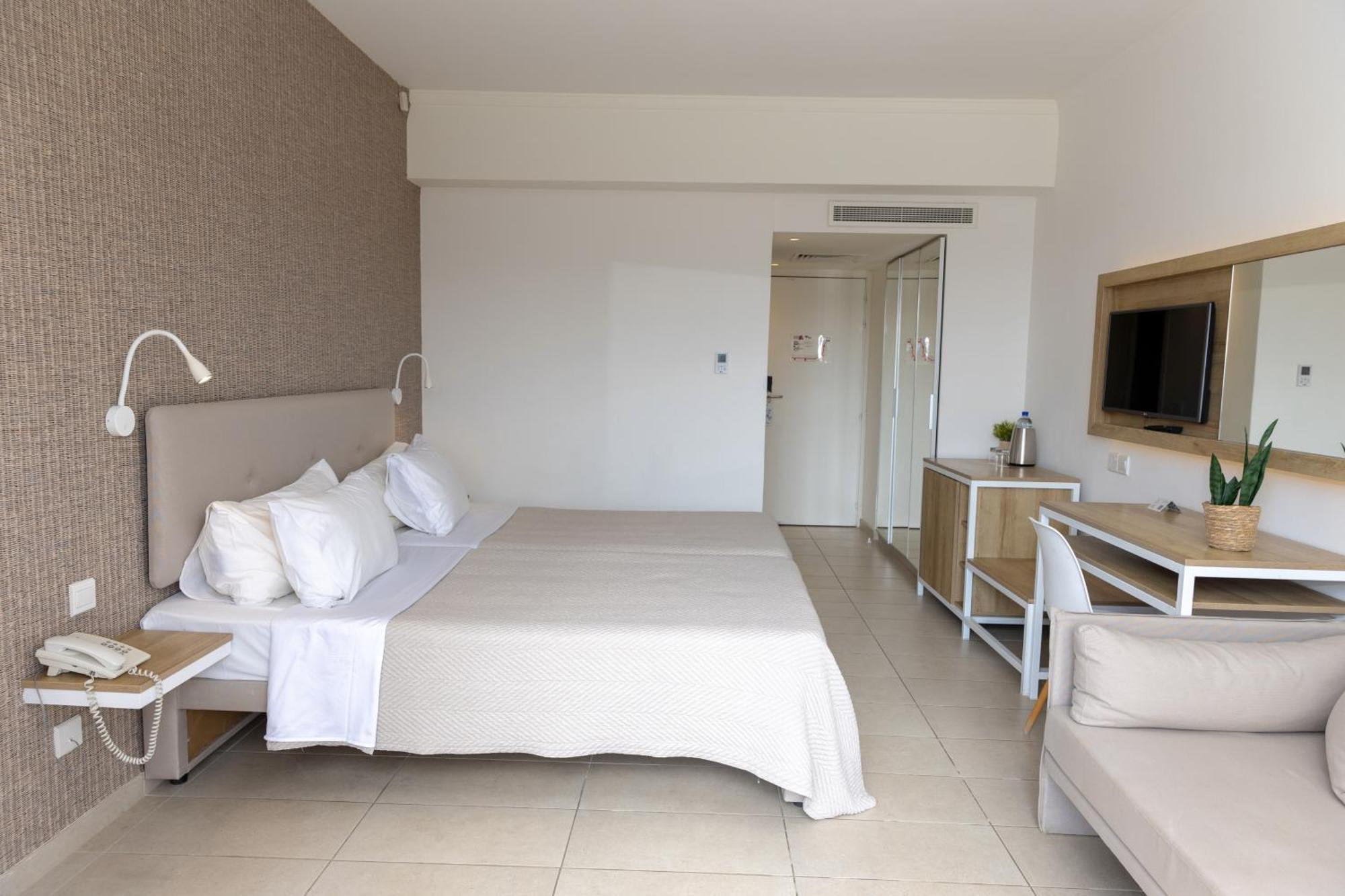 Venus Beach Hotel Paphos Esterno foto