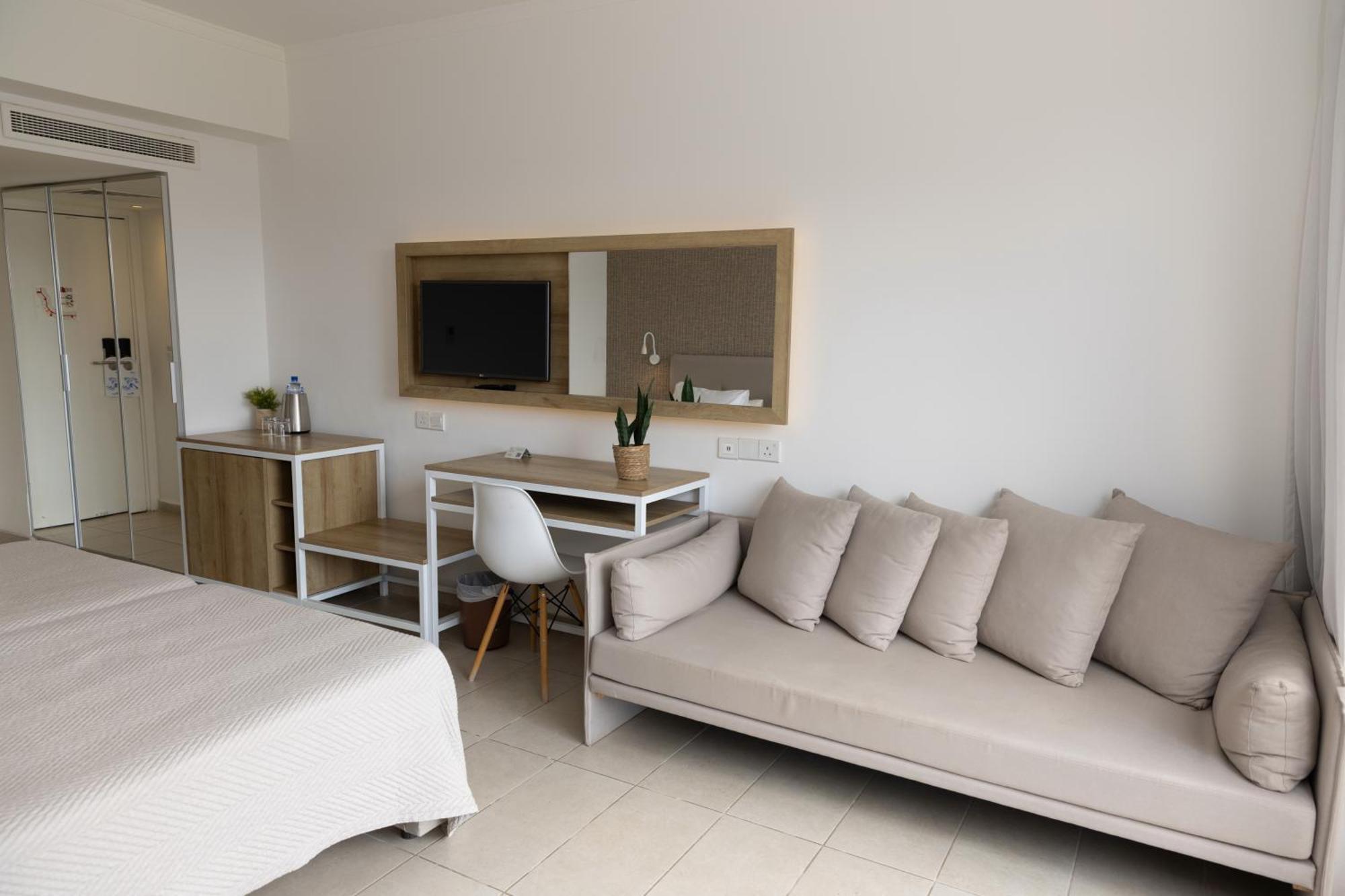 Venus Beach Hotel Paphos Esterno foto