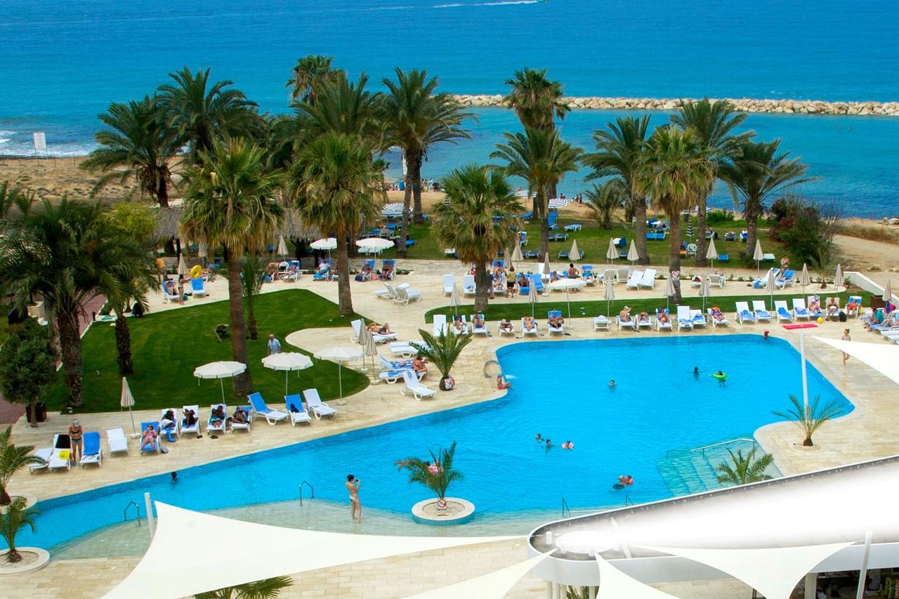 Venus Beach Hotel Paphos Esterno foto A swimming pool at a hotel in Cyprus